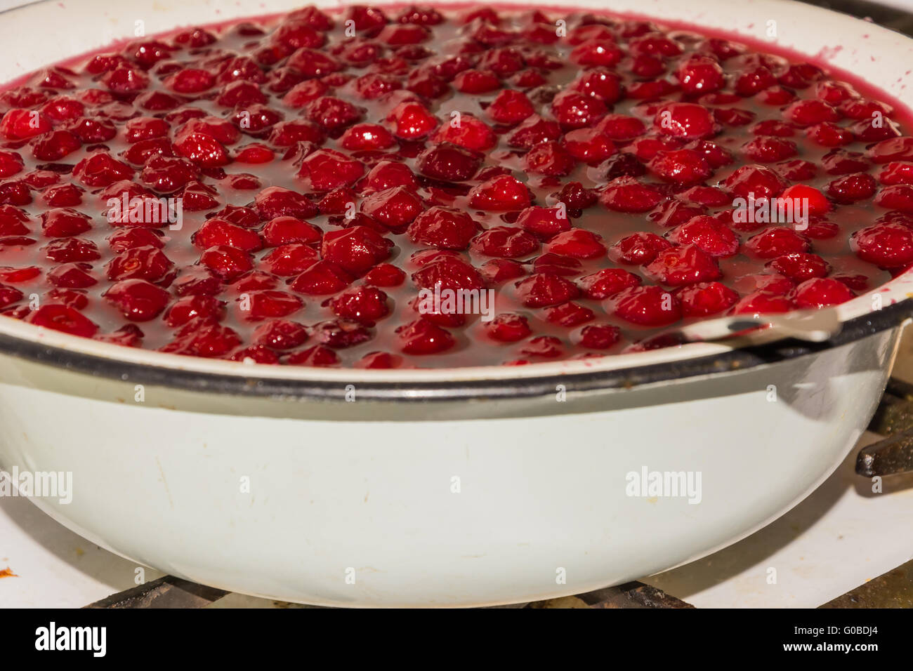 La cottura di confettura di ciliegie Foto Stock