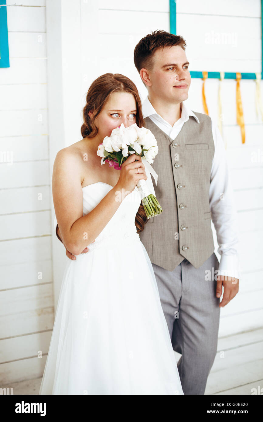 Influenzare momento del giorno di nozze. Lo sposo e la sposa insieme. Foto Stock