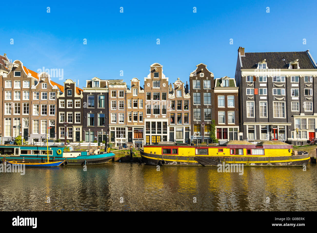 Case sul canale del centro della città di Amsterdam. Foto Stock