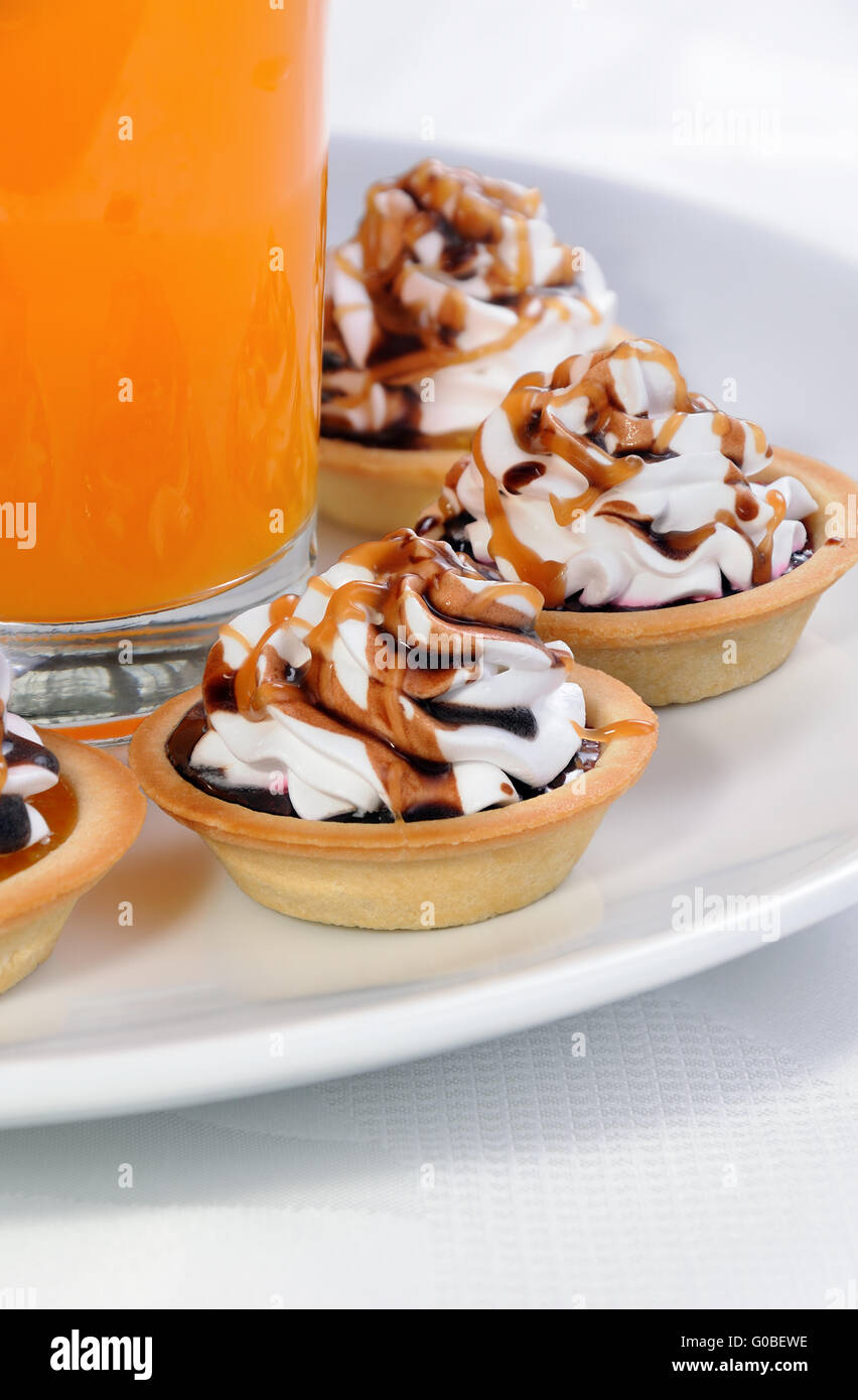 Сakes riempiti con marmellata e crema di cioccolato topping, caramello Foto Stock