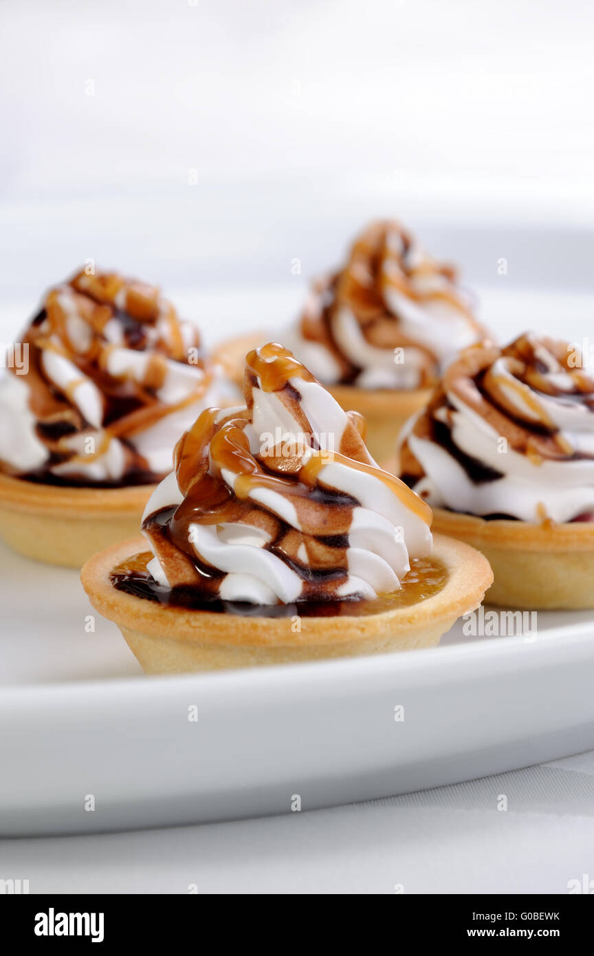 Сakes riempiti con marmellata e crema di cioccolato topping, caramello Foto Stock
