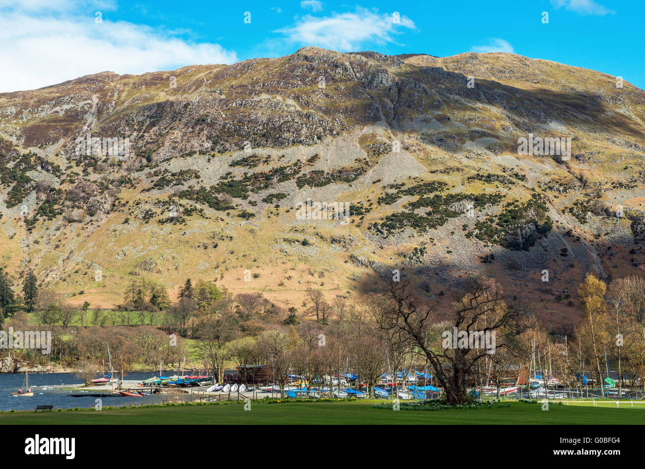 Luogo cadde sollevandosi al di sopra di Glenridding Pontili sull'Ullswater nel distretto del lago, Cumbria Foto Stock