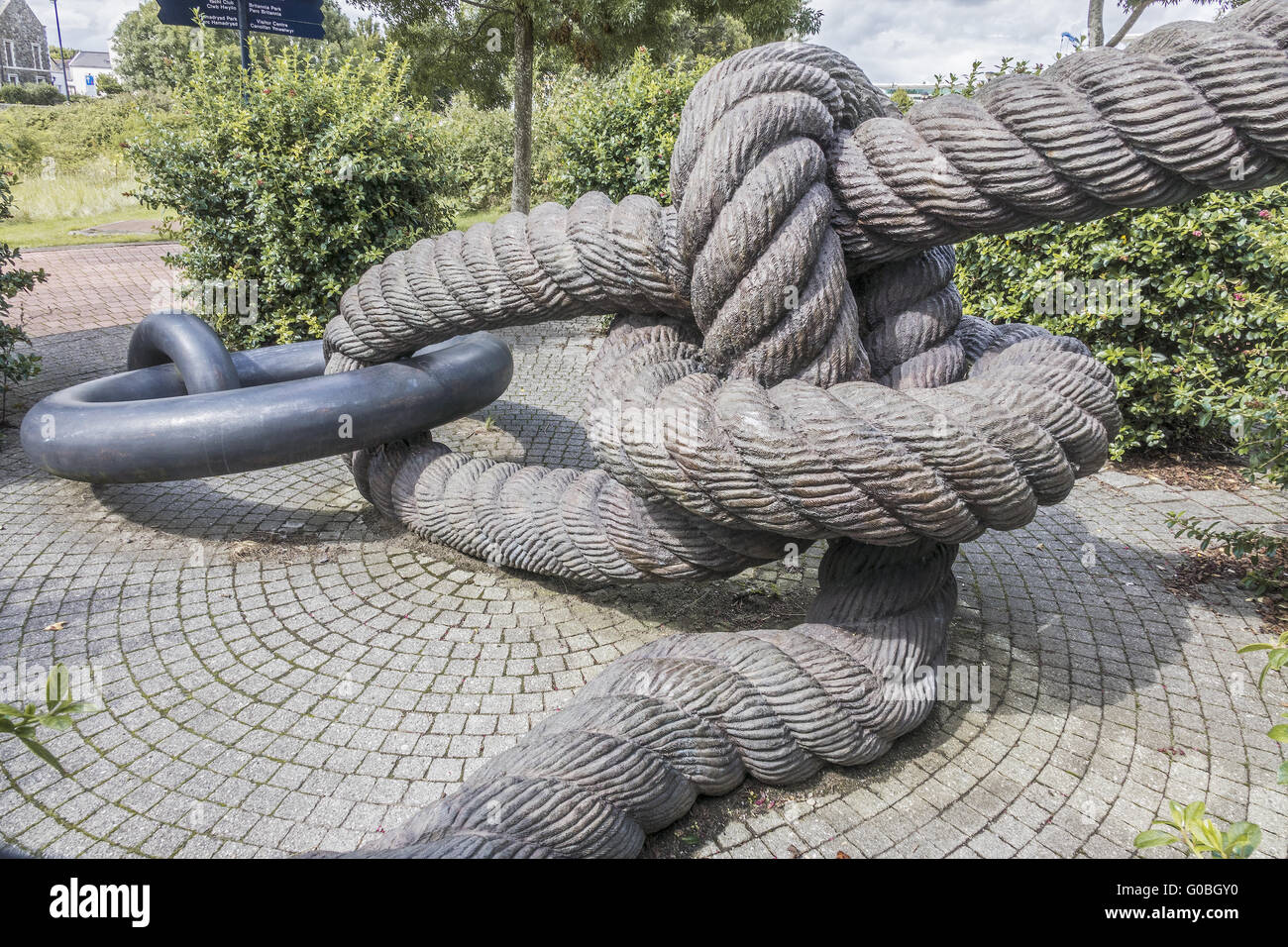 Giant cima di ormeggio con nodo e l'anello di Cardiff Bay Foto Stock