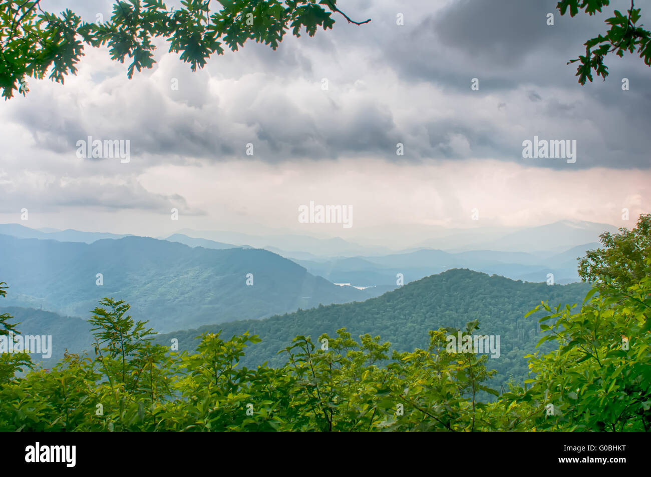 Le creste delle montagne theSmokey estendentesi attraverso la valle di Blue Ridge Parkway vicino Cherokee, North Carolina. Foto Stock