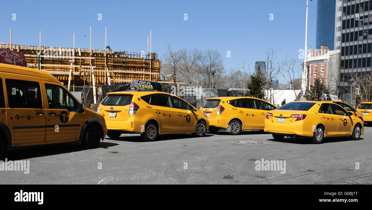 New York taxi gialli a Battery Park New York STATI UNITI D'AMERICA Foto Stock