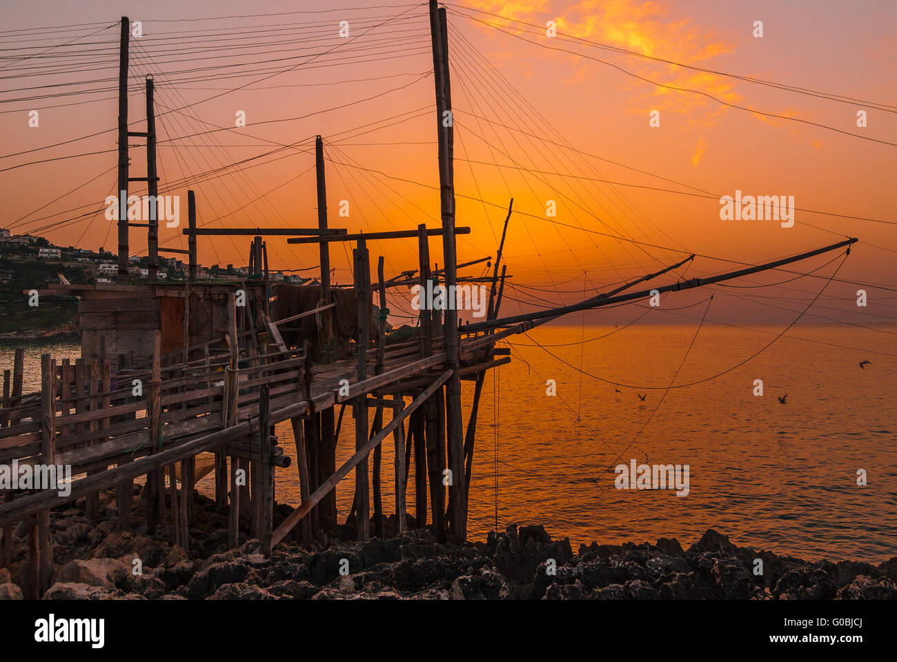 Un antico trabucco del Gargano a Vieste Foto Stock