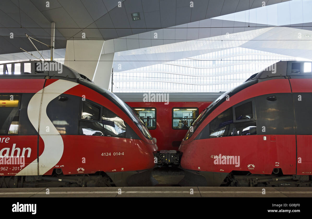 Due motore collegato carrozze Bombardier Talent Foto Stock