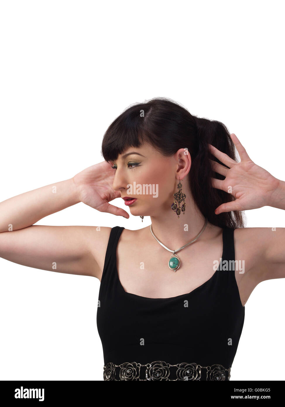 Giovane donna con il vestito nero orecchini collana Foto Stock