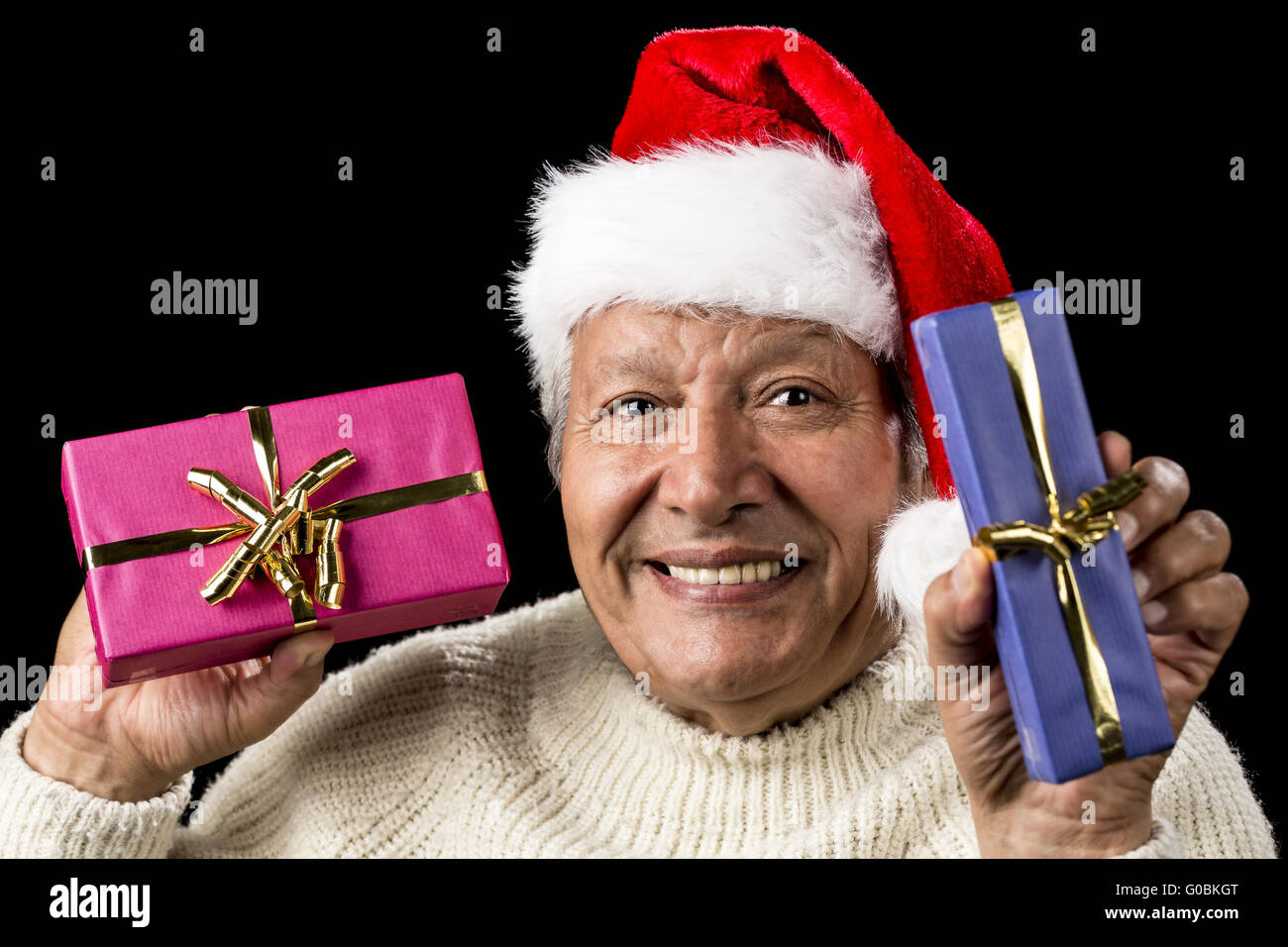 Illuminante, sorridente vecchio uomo che offre due doni Foto Stock