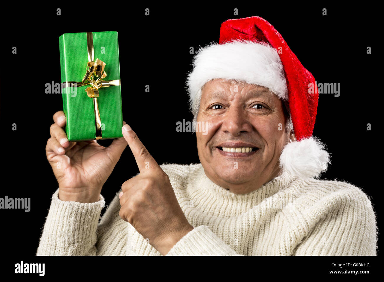 Gleeful uomo più anziano puntando al green sopraelevato presente Foto Stock