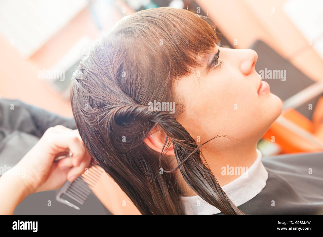 Acconciature parrucchiere a salon. interna shot Foto Stock