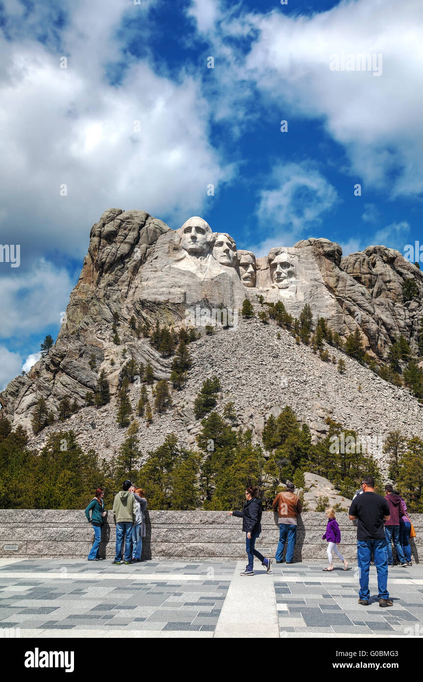 Il monte Rushmore monumento con i turisti nei pressi di Keystone, SD Foto Stock