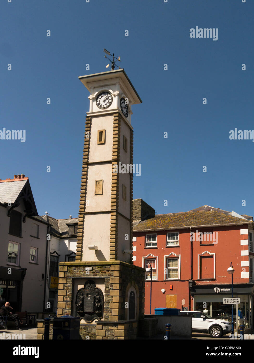 Aberystwyth Torre dell Orologio in grande Darkgate Street costruito per commemorare il millenium Ceredigion il Galles Centrale in questa Università popolare cittadina balneare Foto Stock