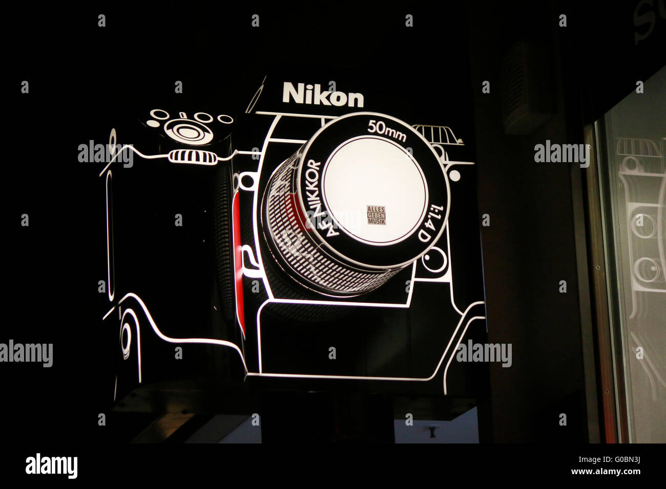 Leuchtreklame: eine Kamera der Marke 'Nikon', Berlino. Foto Stock