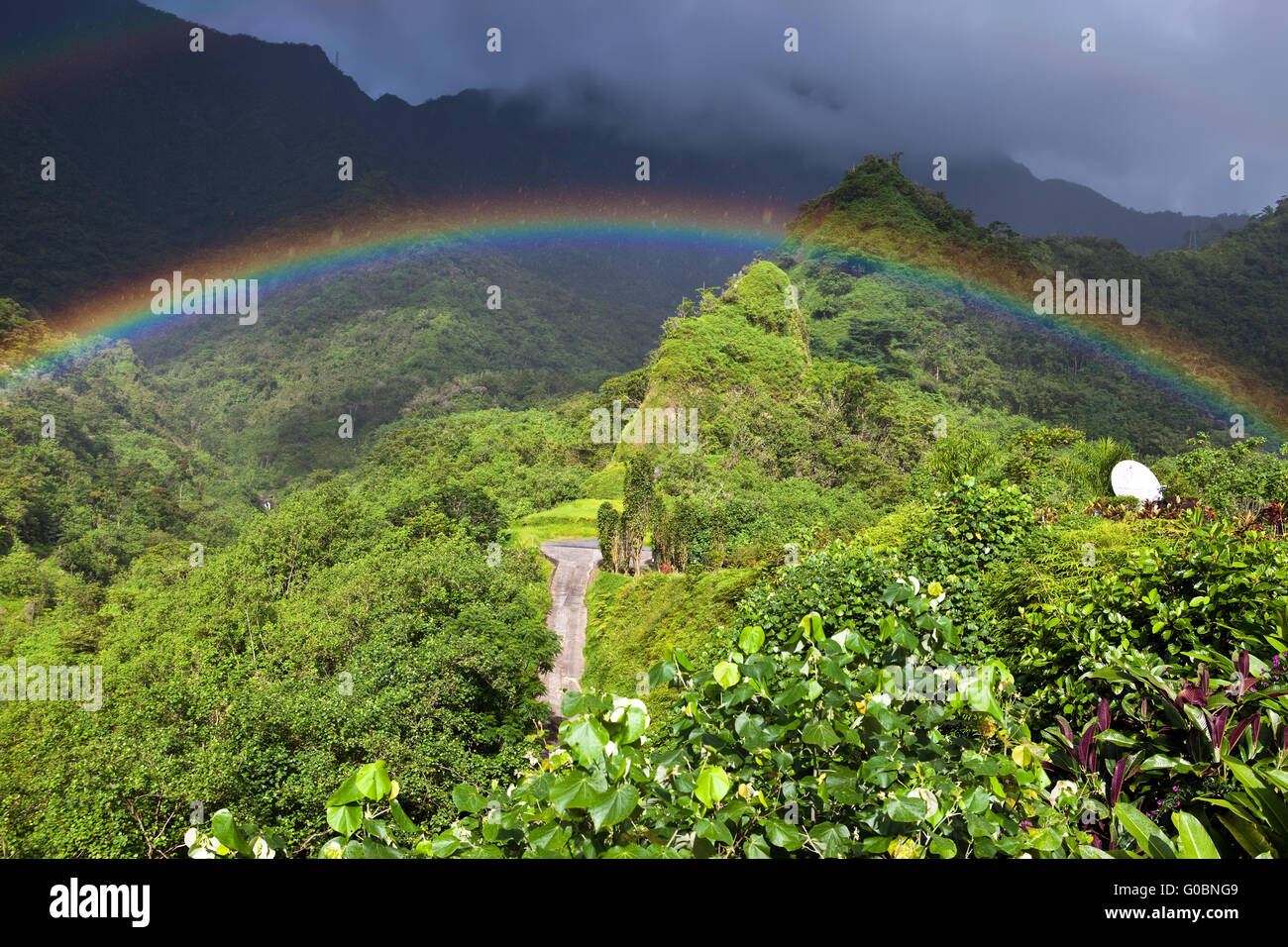 Tahiti. Polinesia. Nuvole sopra una montagna landscap Foto Stock