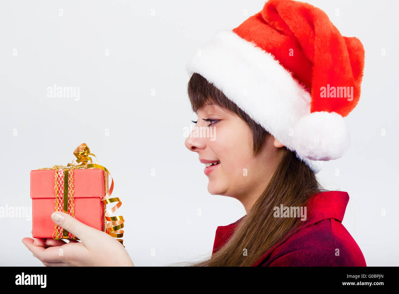 Blue-eyed bella ragazza in santa hat con presenta Foto Stock