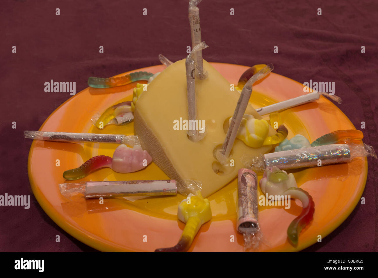 Doni monetari sotto forma di un piatto di formaggio Foto Stock