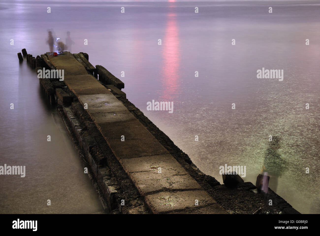 Il molo di notte con il fishermans ombre prese sulla lunga esposizione Foto Stock