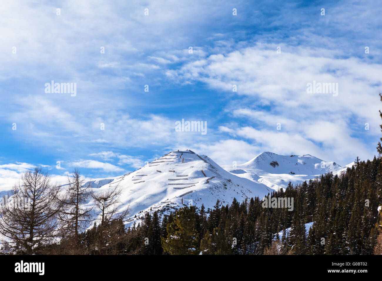 Splendida vista della coperta di neve swiss alp montagne sopra la città di Davos in inverno del Cantone dei Grigioni, Svizzera Foto Stock