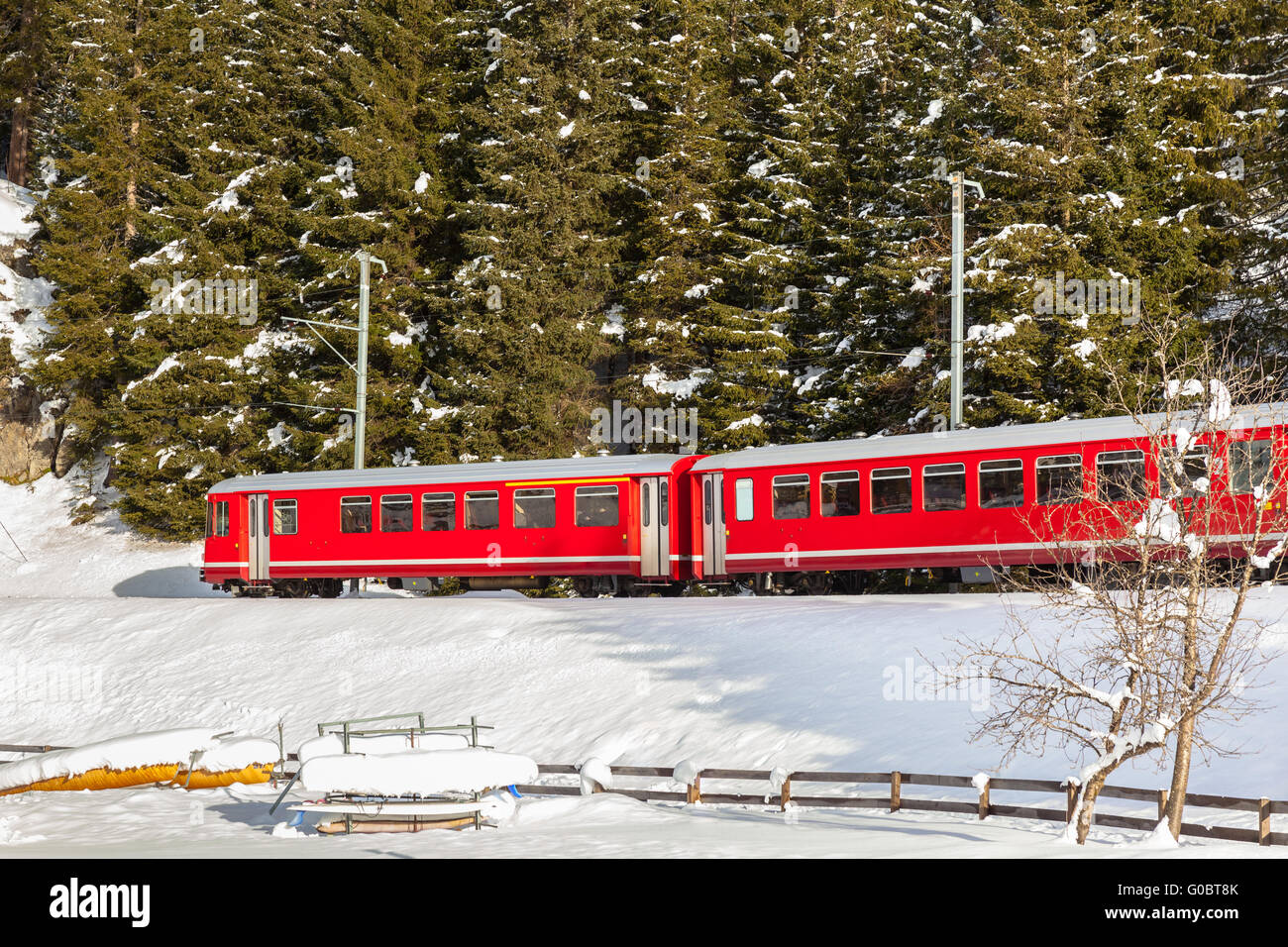 Famoso treno turistico della Ferrovia Retica in esecuzione nella neve il Glacier Express in inverno della Svizzera Foto Stock