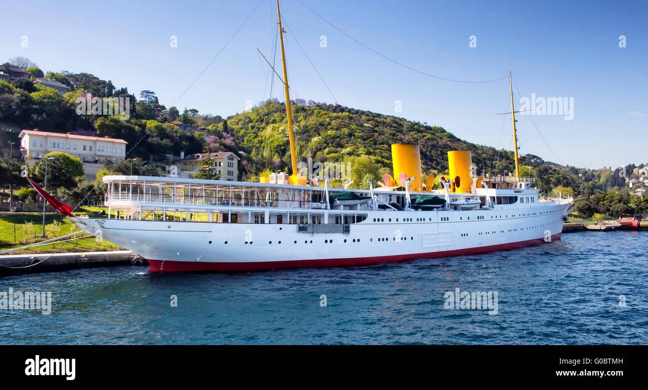 Famoso yacht Savarona che il fondatore della repubblica turca utilizzato per uso in Istanbul Foto Stock