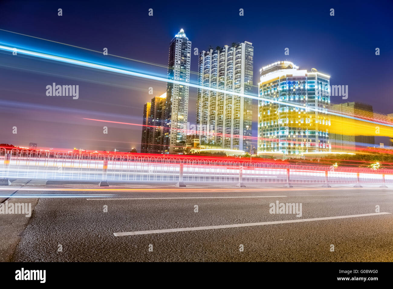 Bella Luce sentieri del traffico della città di notte Foto Stock
