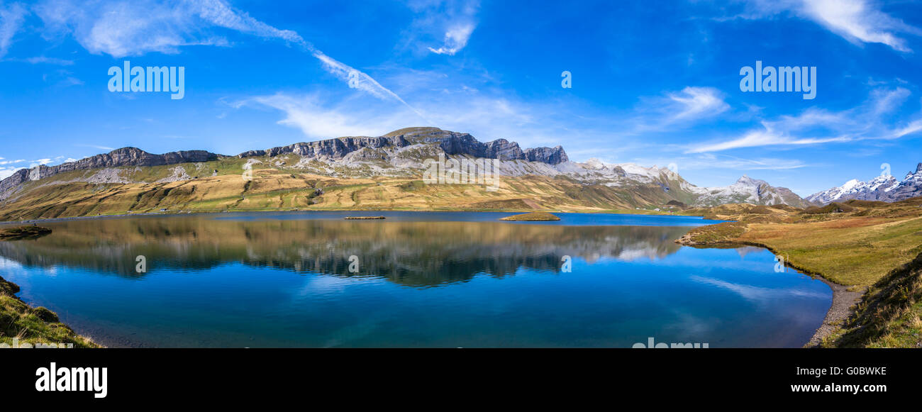 Splendida vista Tannensee con bella riflessione delle Alpi nella Svizzera centrale, nel Cantone di Obvaldo. Foto Stock