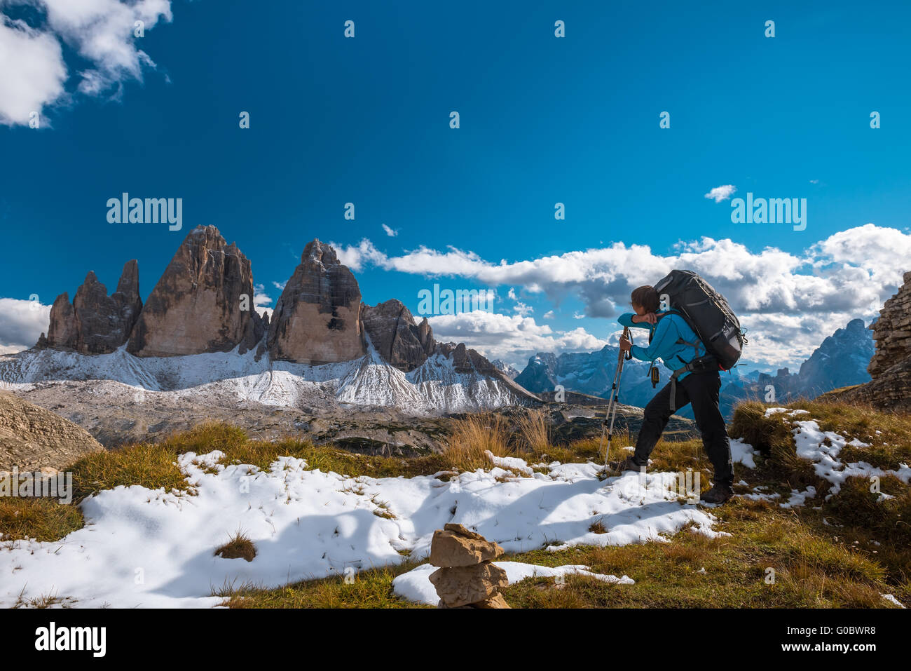 Escursionista nella parte anteriore delle Alpi Foto Stock