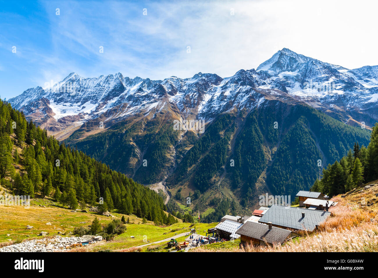 Splendida vista del Bietschhorn Breithorn e la catena montuosa delle Alpi nel cantone del Vallese dal sentiero escursionistico al di sopra del Loetsch Foto Stock