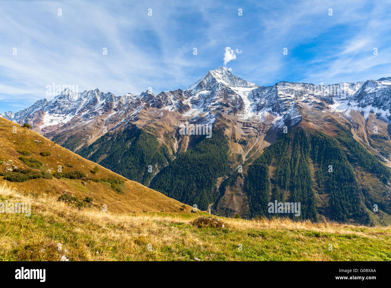 Splendida vista del Bietschhorn e la catena montuosa delle Alpi nel cantone del Vallese dal sentiero escursionistico al di sopra della Loetschental vall Foto Stock