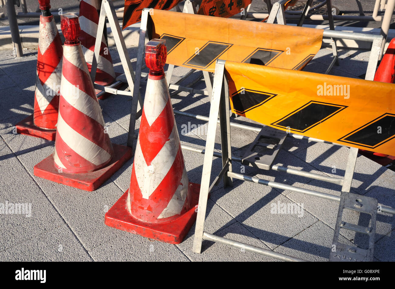 Divieto di coni e cartelli temporanei posti sulla pavimentazione stradale nella zona di costruzione Foto Stock