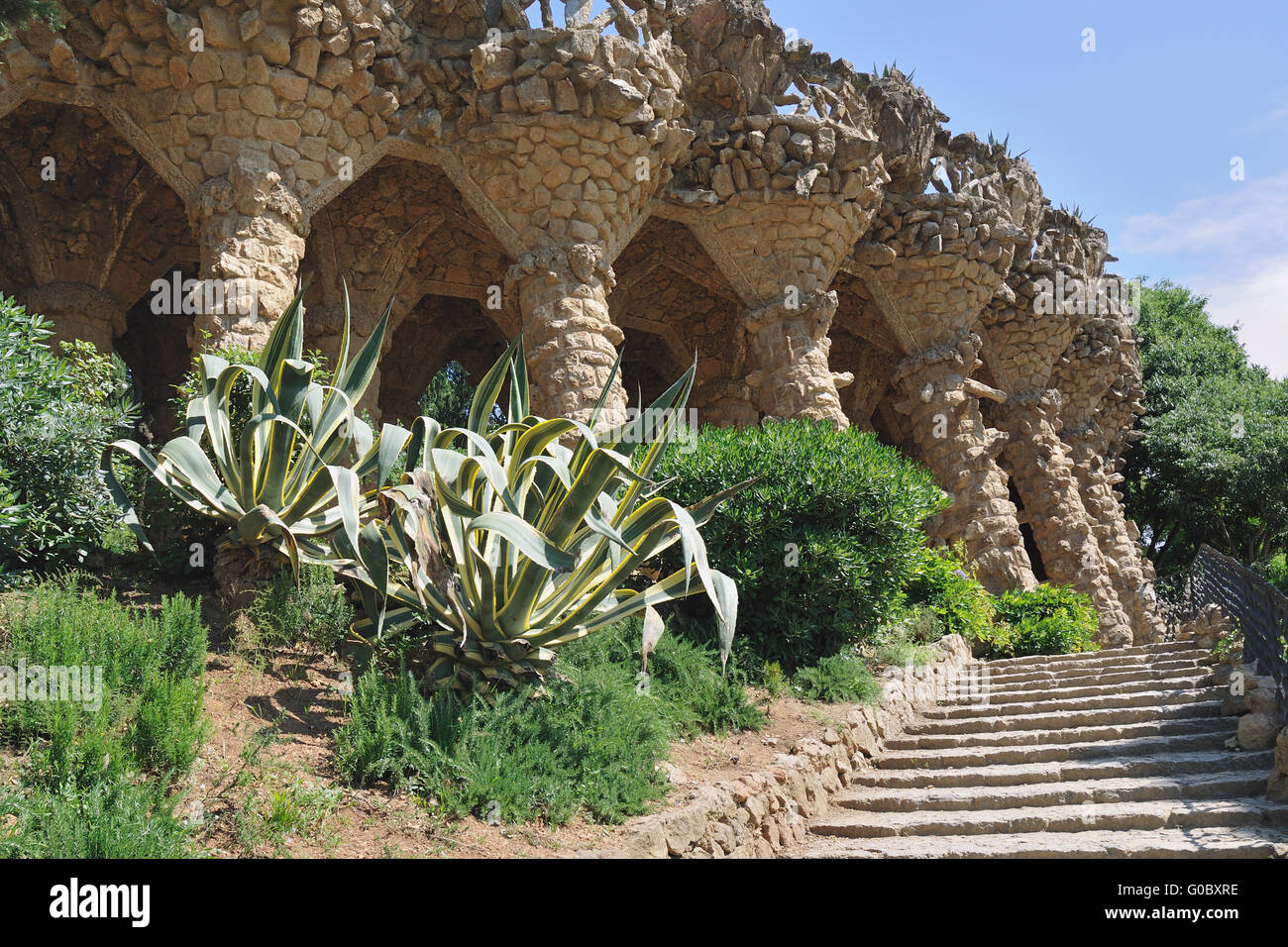 Torsione pilastri di roccia supporta all'interno del famoso punto di riferimento di Barcellona Parco Guell Foto Stock