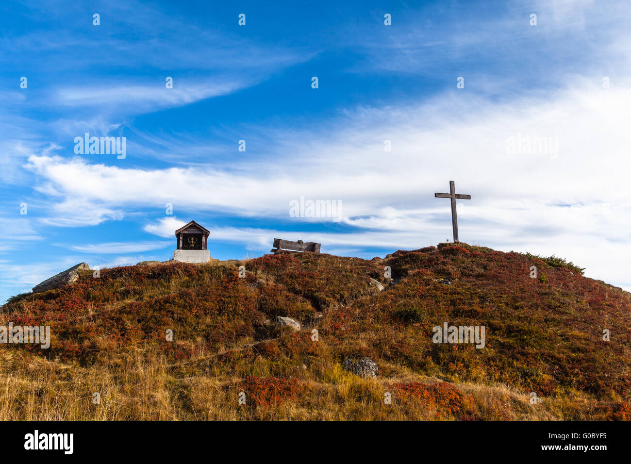 Bellissima vista del piccolo santuario e la croce sulla montagna delle Alpi svizzere, con cielo blu in background Foto Stock