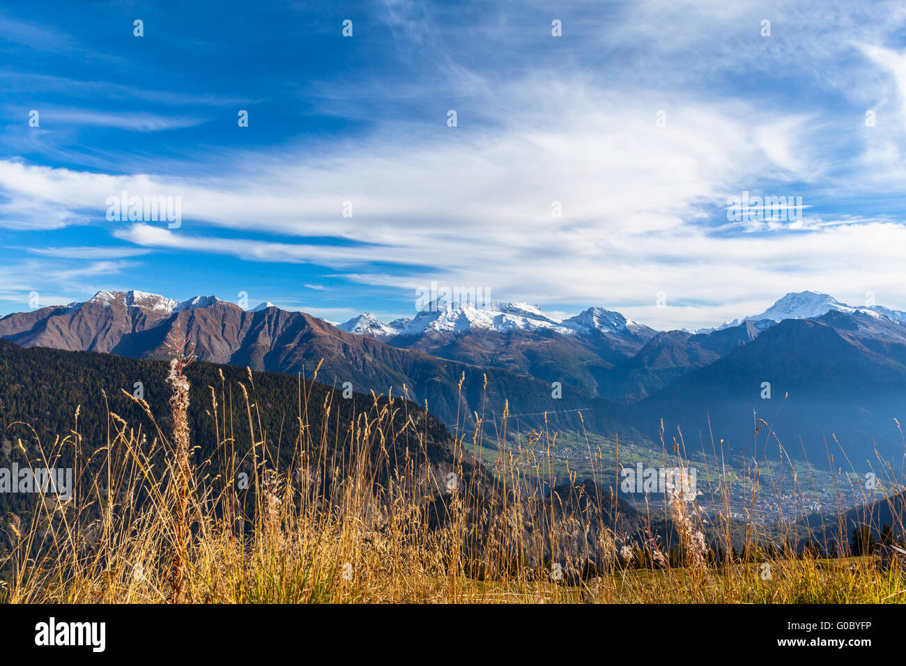 Panorama delle alpi svizzere dalla piccola cittadina di Belalp, Canton Vallese, Svizzera Foto Stock