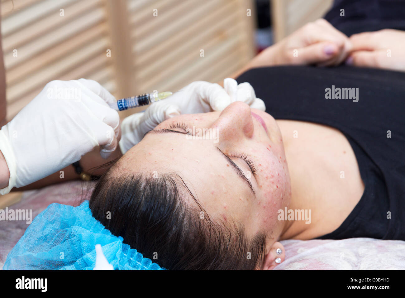 Le iniezioni sul viso con cosmetici procedure. Foto Stock