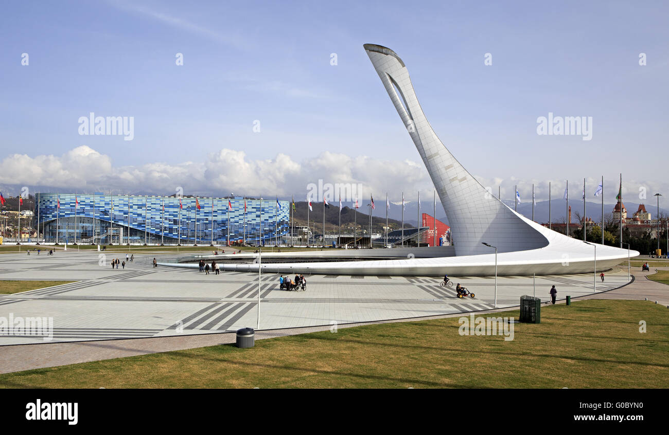 Vaso della fiamma olimpica e Iceberg Pattinaggio Palace Foto Stock