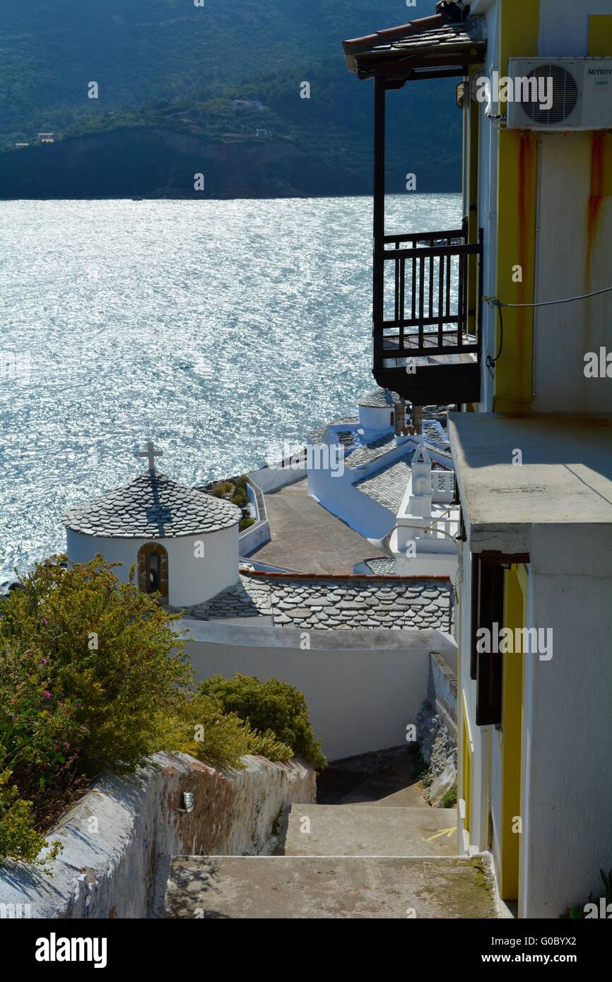 La chiesa di Panagia tou Pyrgou visto da sopra nella città di Skopelos, Skopelos, Grecia Foto Stock