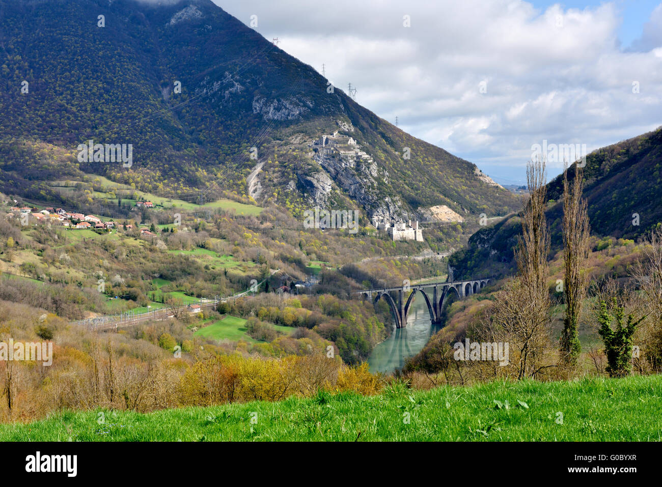 Campagna francese, Viaduc de Longeray oltre il Fiume Le Rhone e Fort l'Ecluse Foto Stock