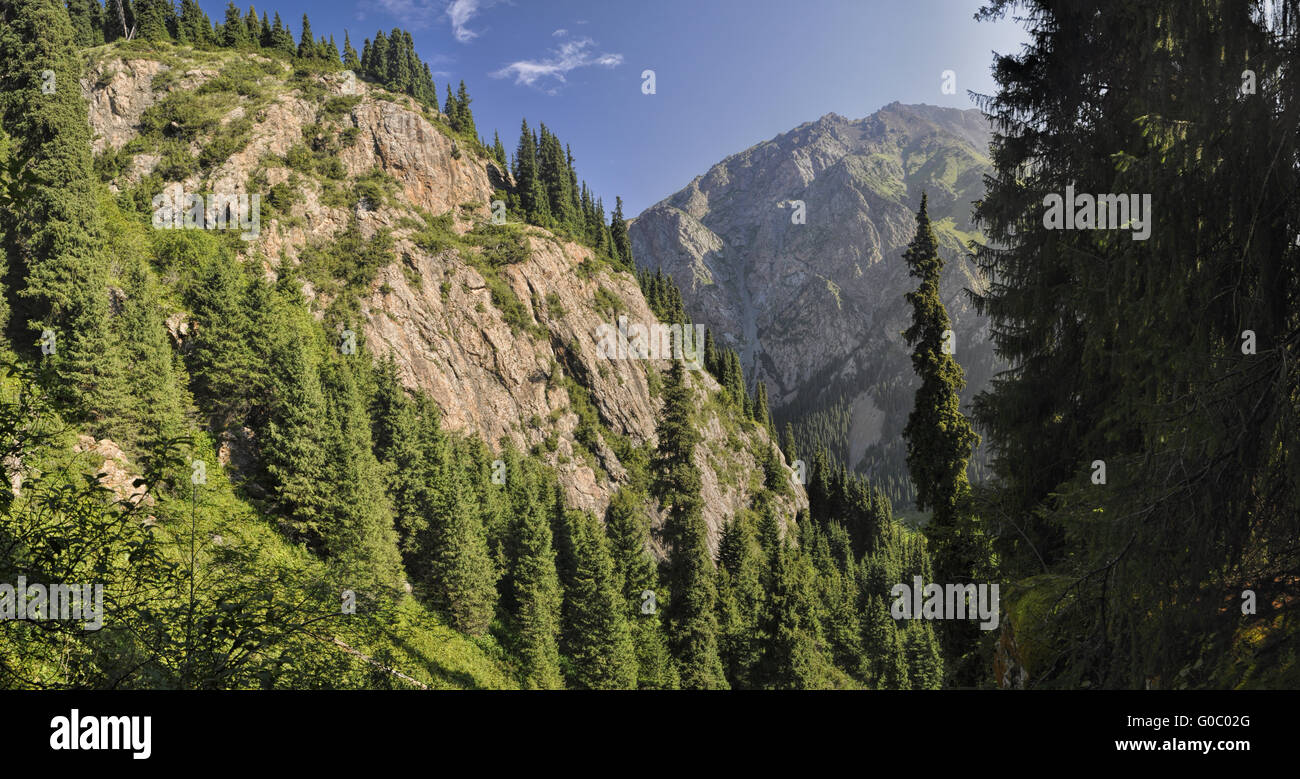 Scenic panorama di montagne pittoresche in Kirghizistan Foto Stock