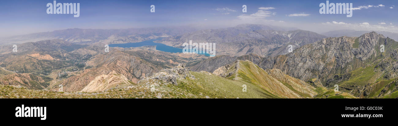 Suggestivo panorama del paesaggio montuoso del Tian Shan mountain range vicino Chimgan in Uzbekistan Foto Stock