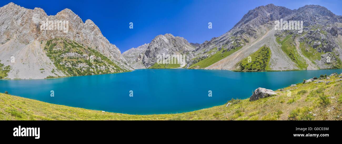 Suggestivo panorama del lago turchese in pittoreschi monti in Kirghizistan Foto Stock
