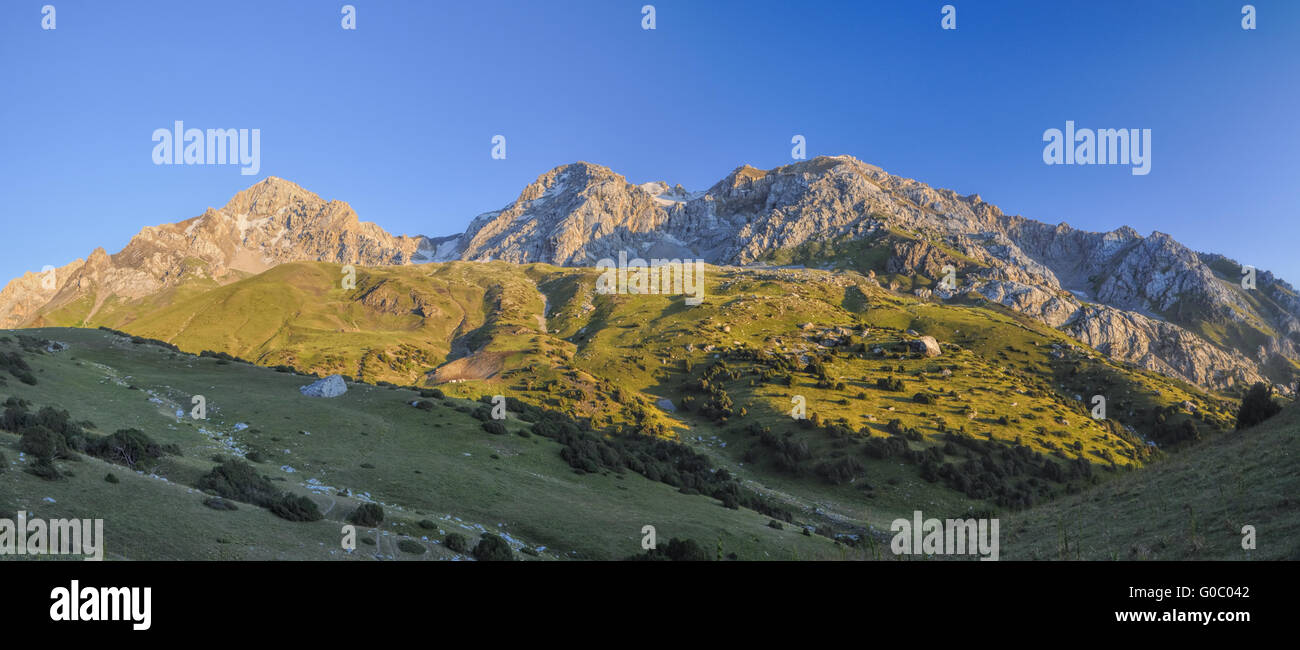 Scenic panorama di montagne pittoresche in Kirghizistan Foto Stock