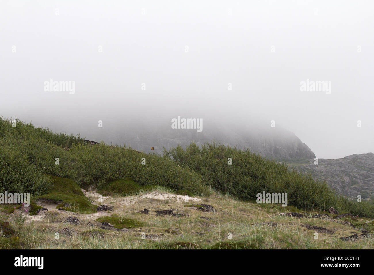 Un flusso di aria di nebbia attraverso montagne. cerchio polare Foto Stock