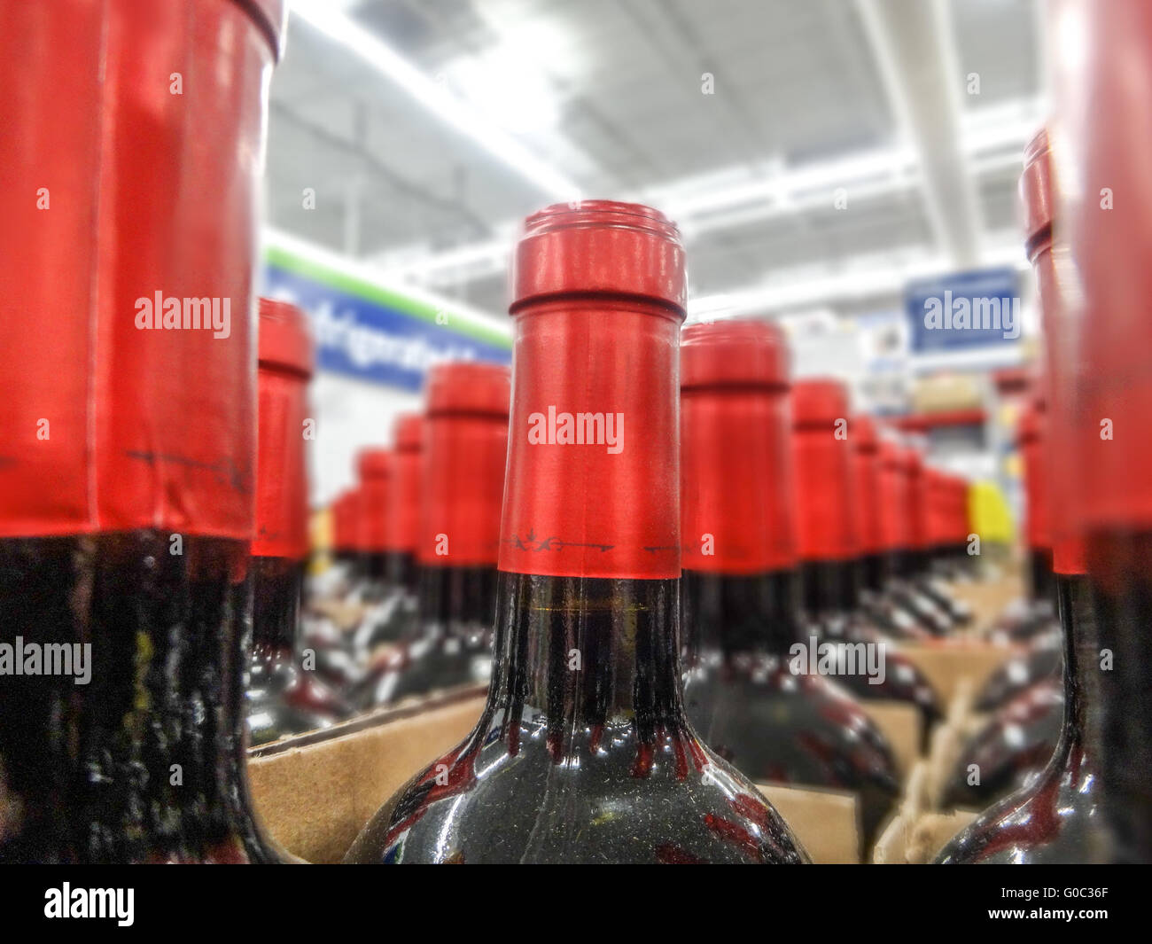 Le bottiglie di vino impilati su scaffalature in legno shot con limitata profondità di campo Foto Stock