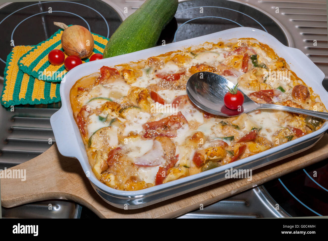 Tortellini casseruola con i pomodori e le zucchine sul Foto Stock