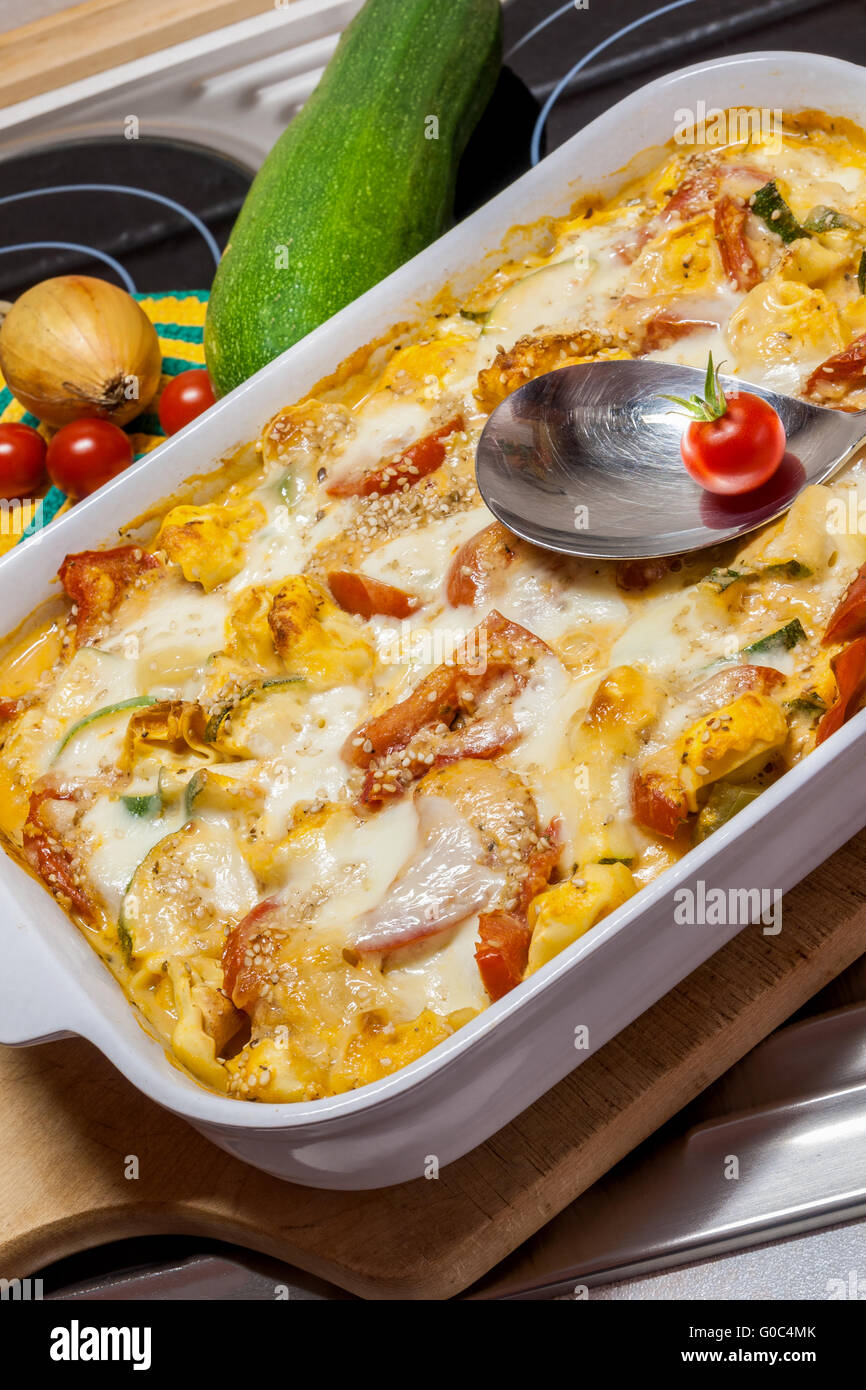 Tortellini casseruola con i pomodori e le zucchine sul Foto Stock