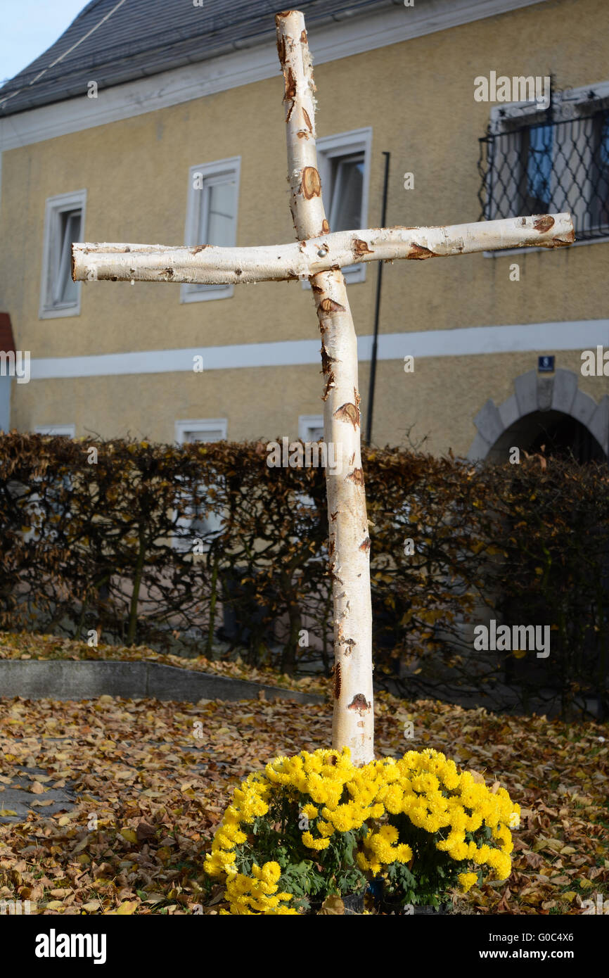 Croce in legno di betulla in memoria dei morti Foto Stock