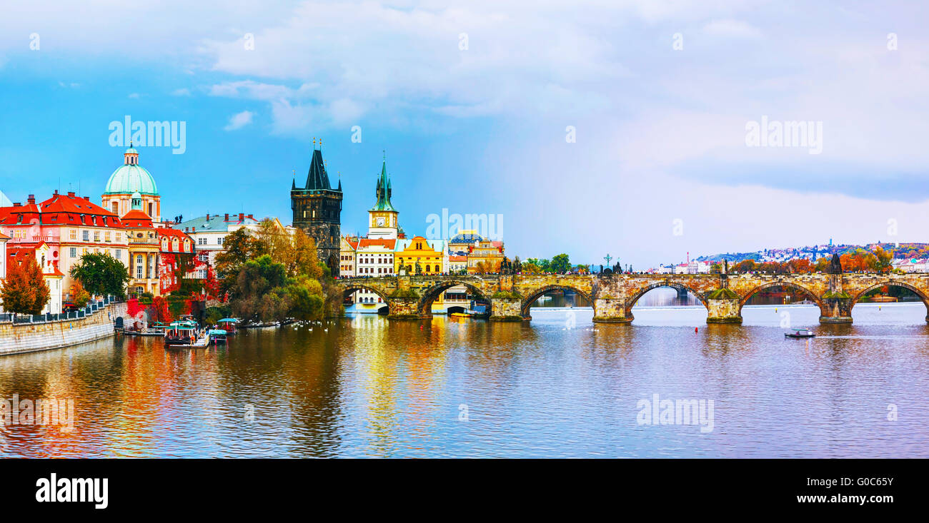 Il panorama della Citta' Vecchia con il ponte Carlo in Pragu Foto Stock