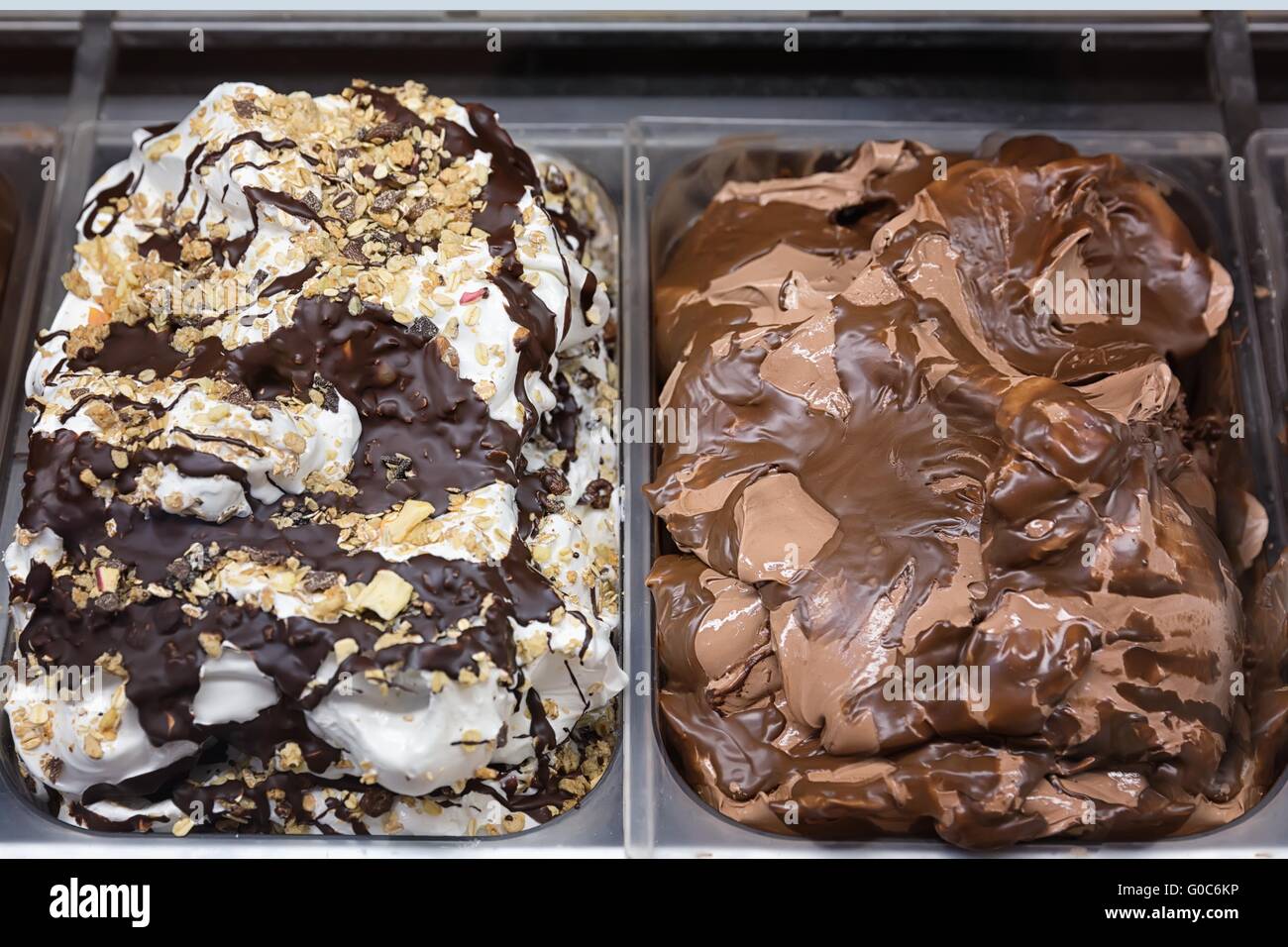 Varietà di squisiti gelati sotto la finestra commerciale Foto Stock