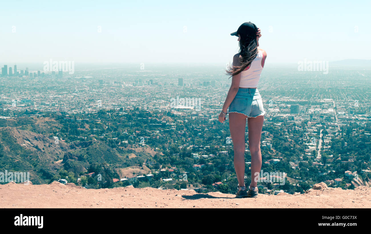 Giovani donne in posa di fronte della skyline di LOS ANGELES Foto Stock